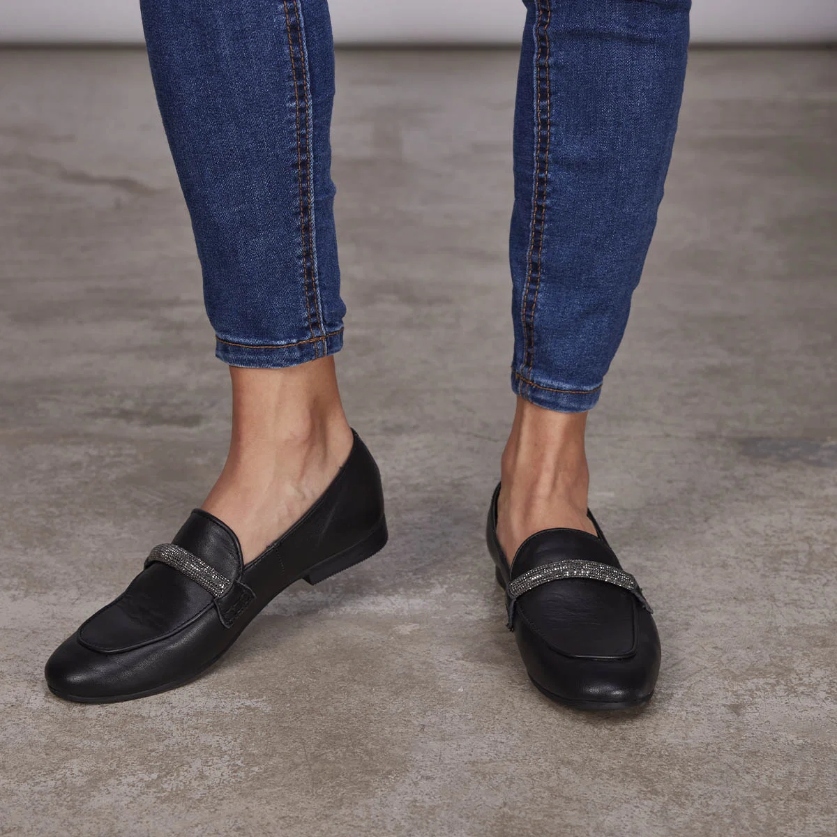 Ringsted women's black leather moccasins with rhinestone strap - Image 6