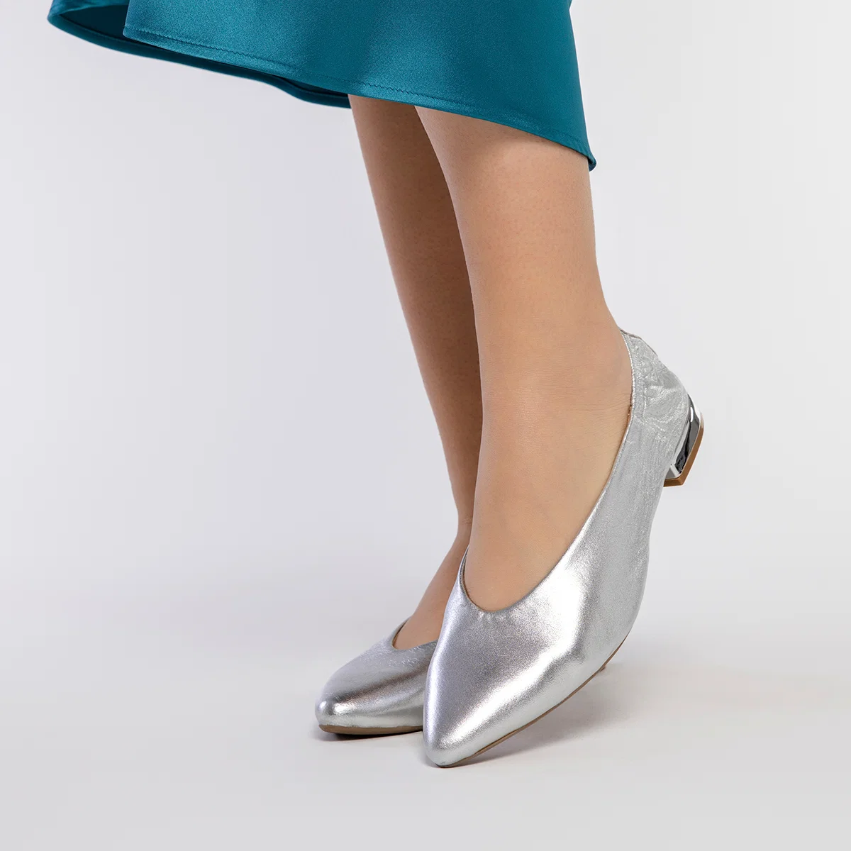 SILVER LEATHER BALLERINAS WITH POINTED TOE AND RUFFLED HEEL FOR WOMEN GUATAY - Image 3
